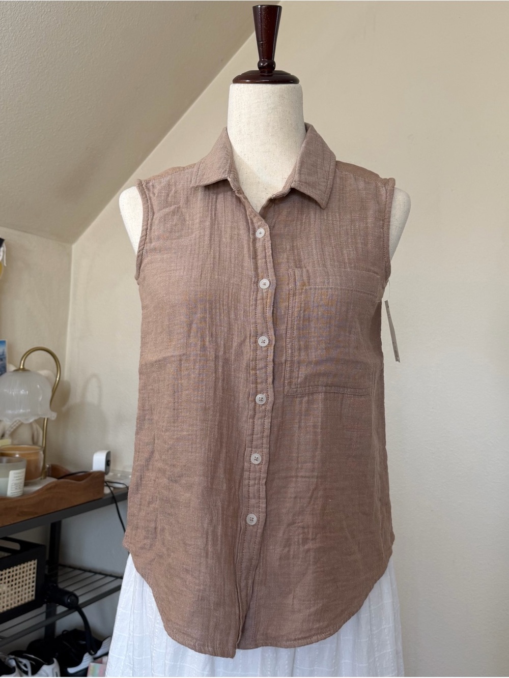 100% Cotton | Sleeveless Button-Front Shirt in Light Brown